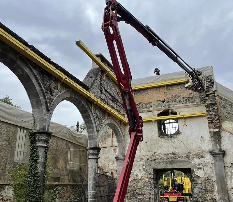 Pose de poutrelles métalliques pour stabiliser des voutes
